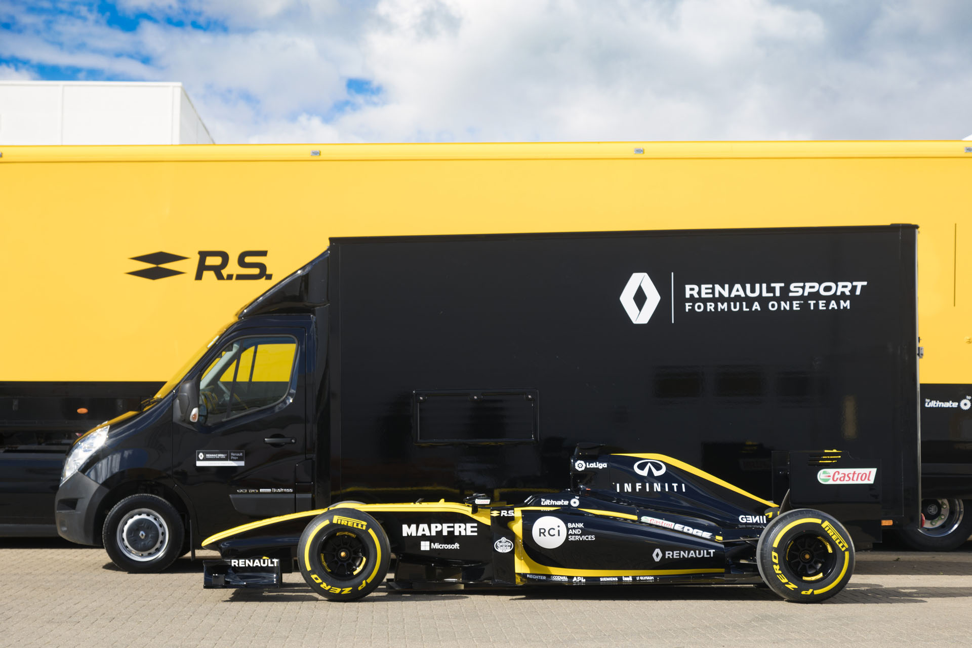 Renault_Master_conversion_scores_points_with_Renault_Sport_Formula_One_Team--15022 copy_1 When It’s In A Hurry, Renault Transports Its F1 Cars Using A Mid-Size Van