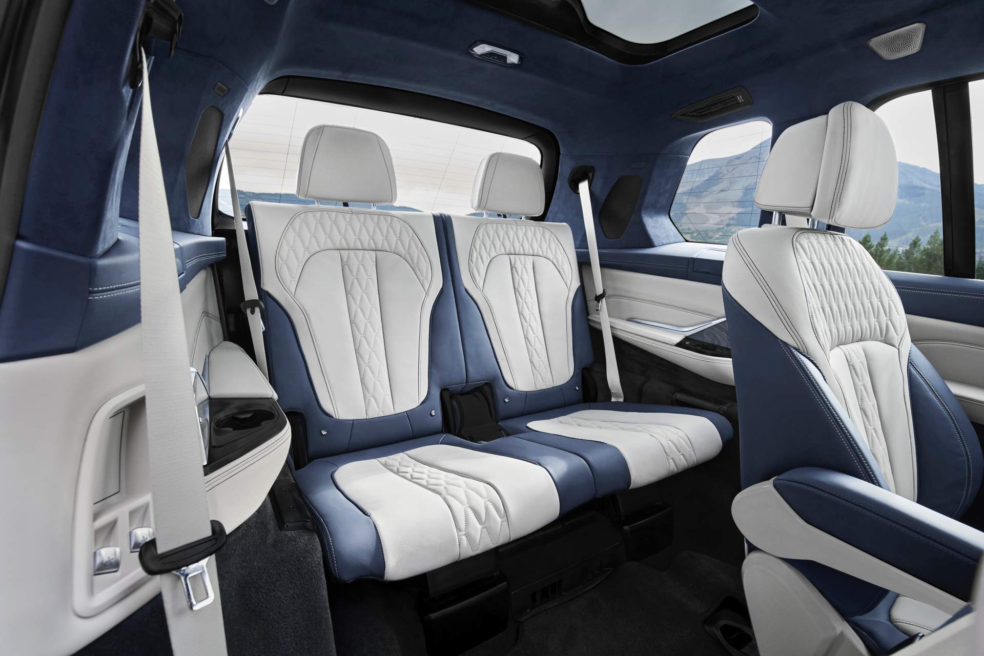 2019 BMW X7 8 The New BMW X7 Is So Big It Barely Fits In The Photos