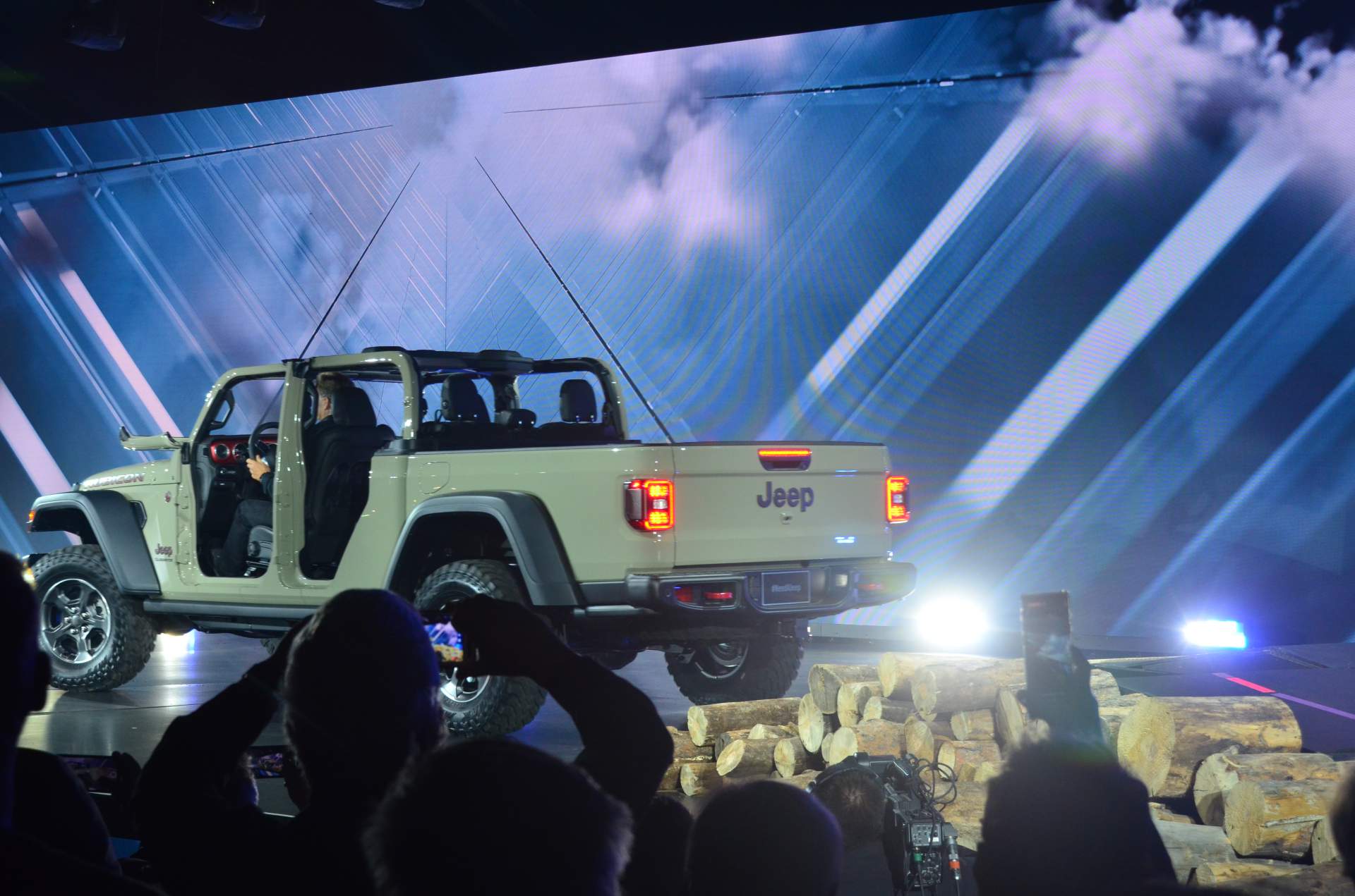 2020 Jeep Gladiator at 2018 LA Auto Show 43 2020 Jeep Gladiator Just Can’t Wait To Tackle Some Off-Road Trails