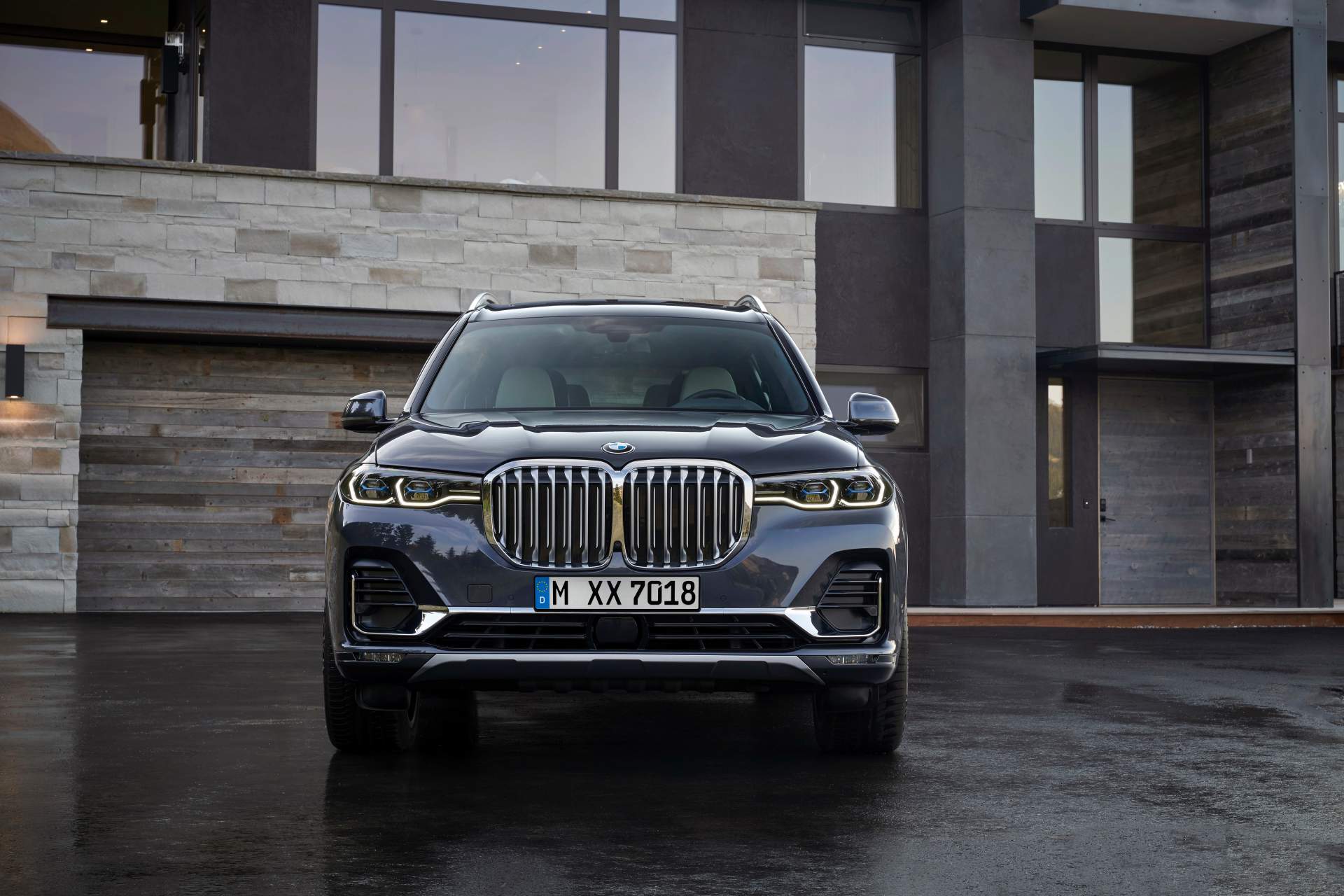 2019 BMW X7 18 The New BMW X7 Is So Big It Barely Fits In The Photos