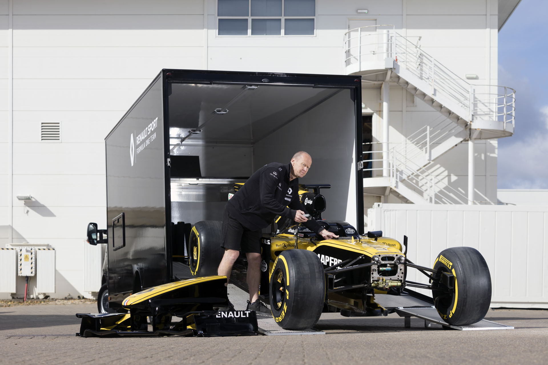 Renault_Master_conversion_scores_points_with_Renault_Sport_Formula_One_Team--15017 copy_1 When It’s In A Hurry, Renault Transports Its F1 Cars Using A Mid-Size Van