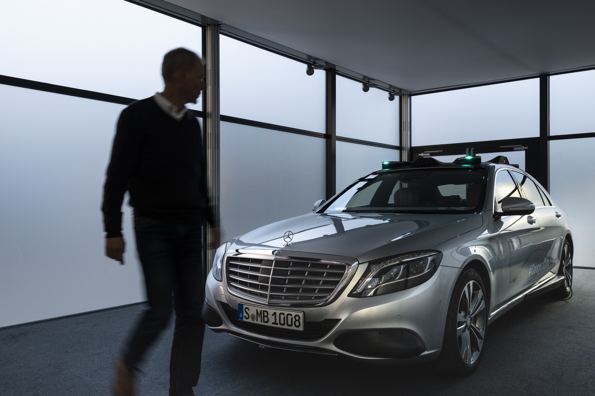 Mercedes-S-Class-Concept-12 Mercedes S-Class Cooperative Concept Previews A Potential Light Signaling System For Autonomous Cars