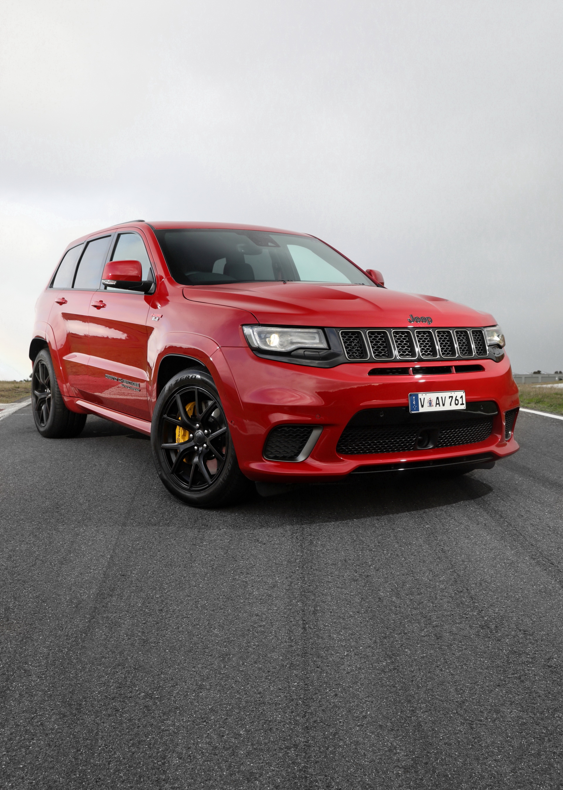 2019-Jeep-Trackhawk-UK-01 Jeep Brings 20 Of Its 700HP Trackhawks To The UK, Get It For £89,999