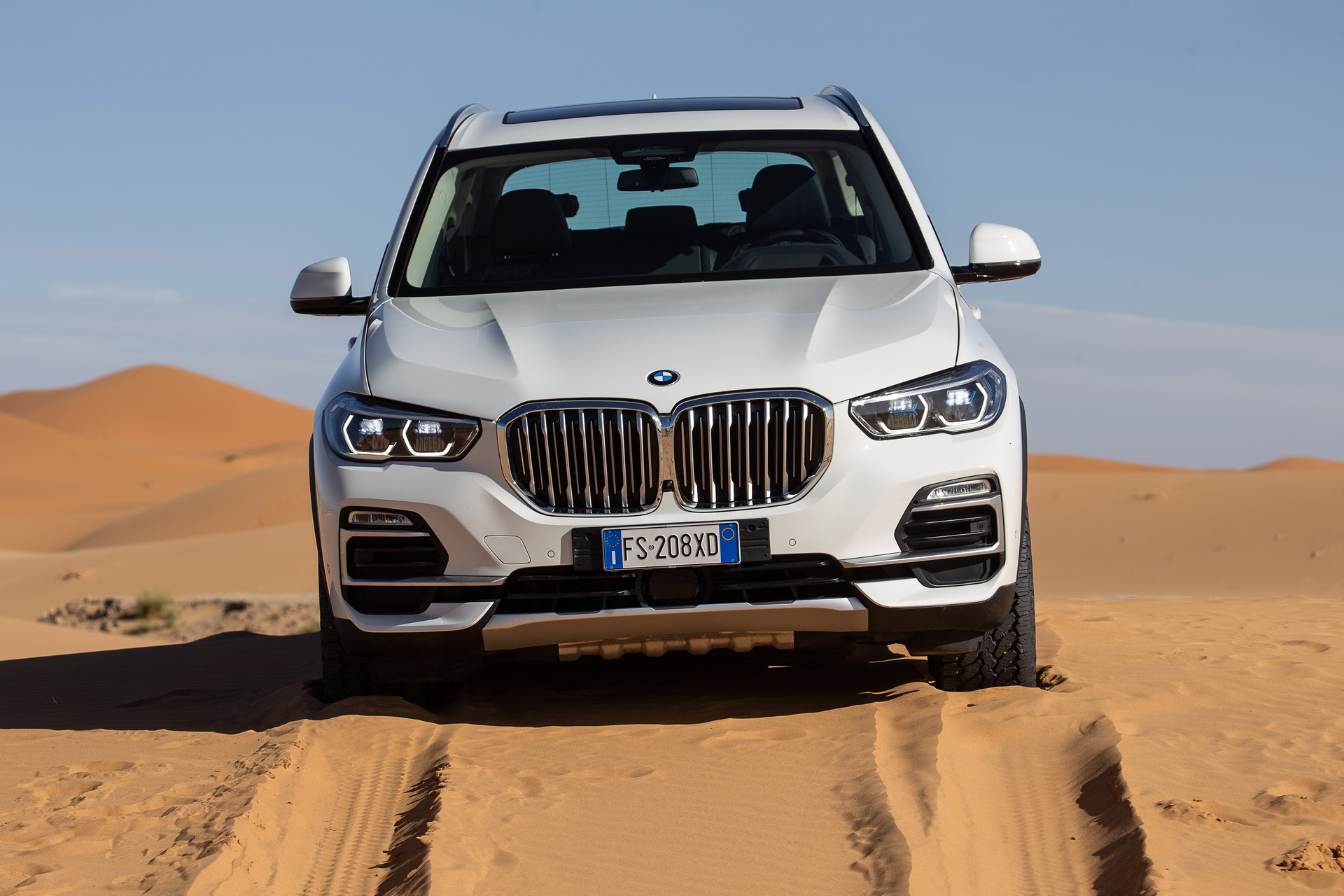 bmw x5 monza circuit sahara 15 BMW Recreates Monza Track In The Sahara, Unleashes New X5