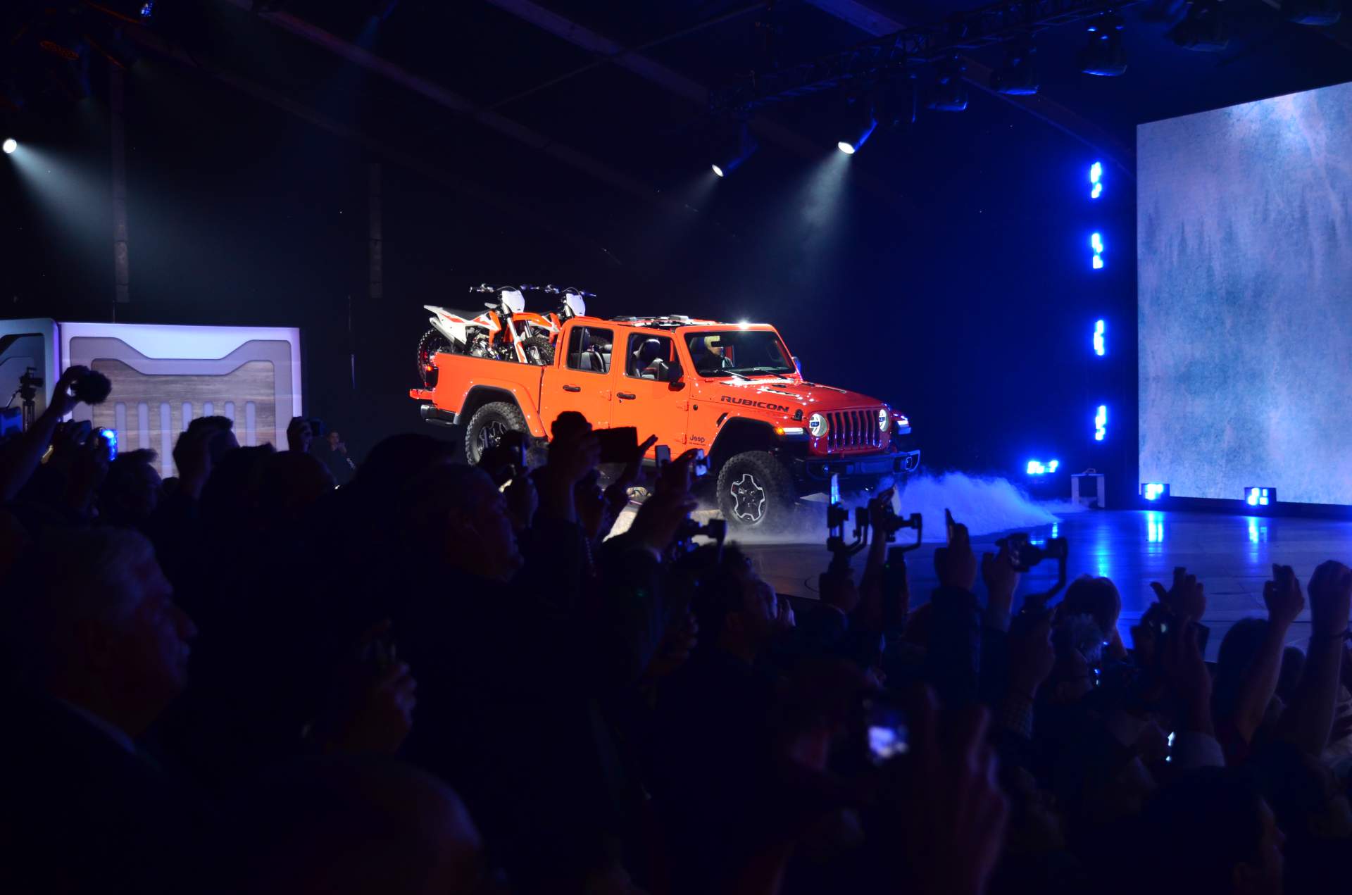 2020 Jeep Gladiator at 2018 LA Auto Show 33 2020 Jeep Gladiator Just Can’t Wait To Tackle Some Off-Road Trails