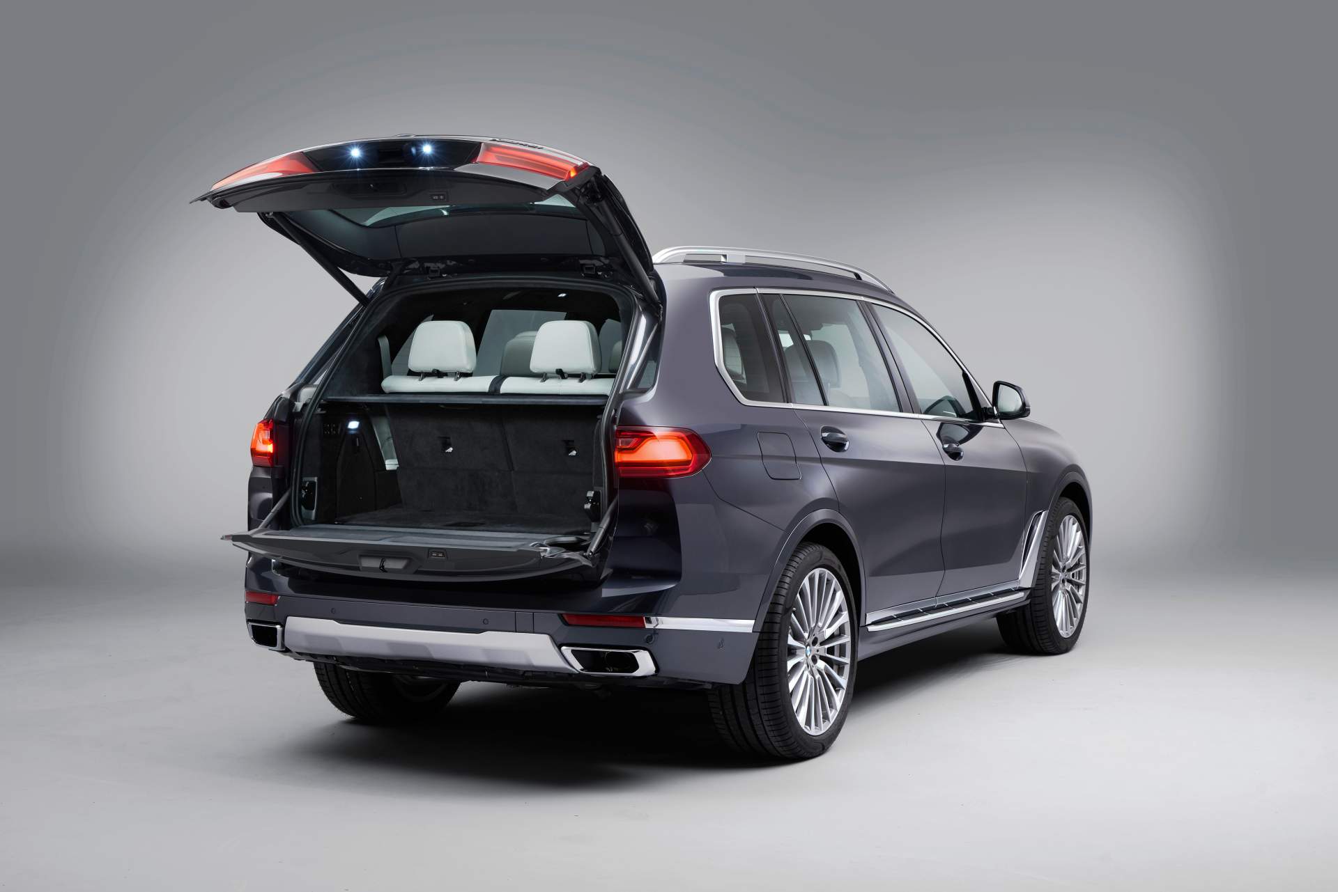 2019 BMW X7 59 The New BMW X7 Is So Big It Barely Fits In The Photos