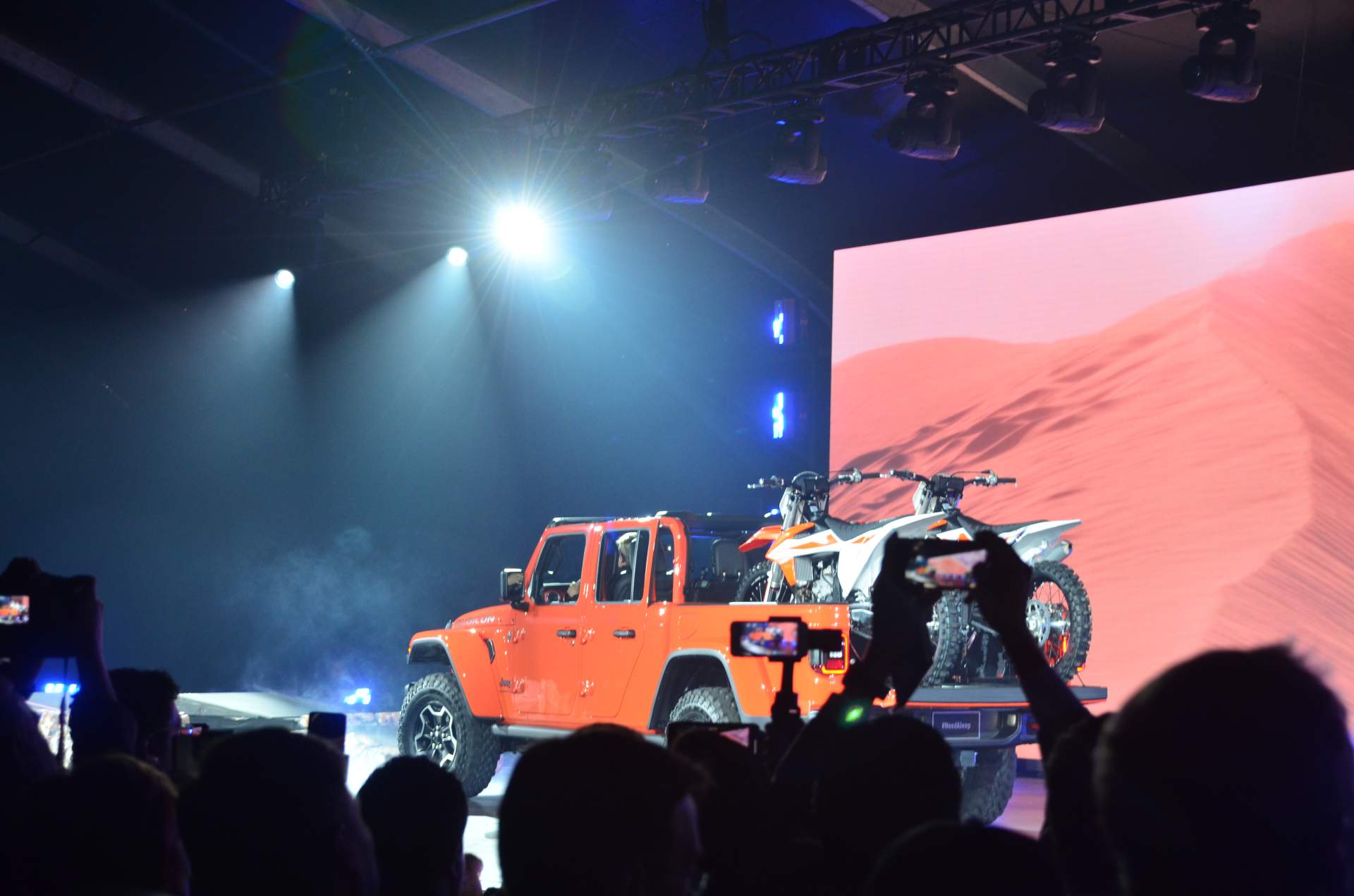 2020 Jeep Gladiator at 2018 LA Auto Show 40 2020 Jeep Gladiator Just Can’t Wait To Tackle Some Off-Road Trails