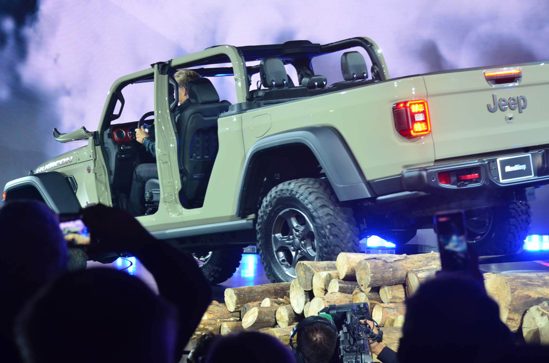2020 Jeep Gladiator at 2018 LA Auto Show 42 2020 Jeep Gladiator Just Can’t Wait To Tackle Some Off-Road Trails