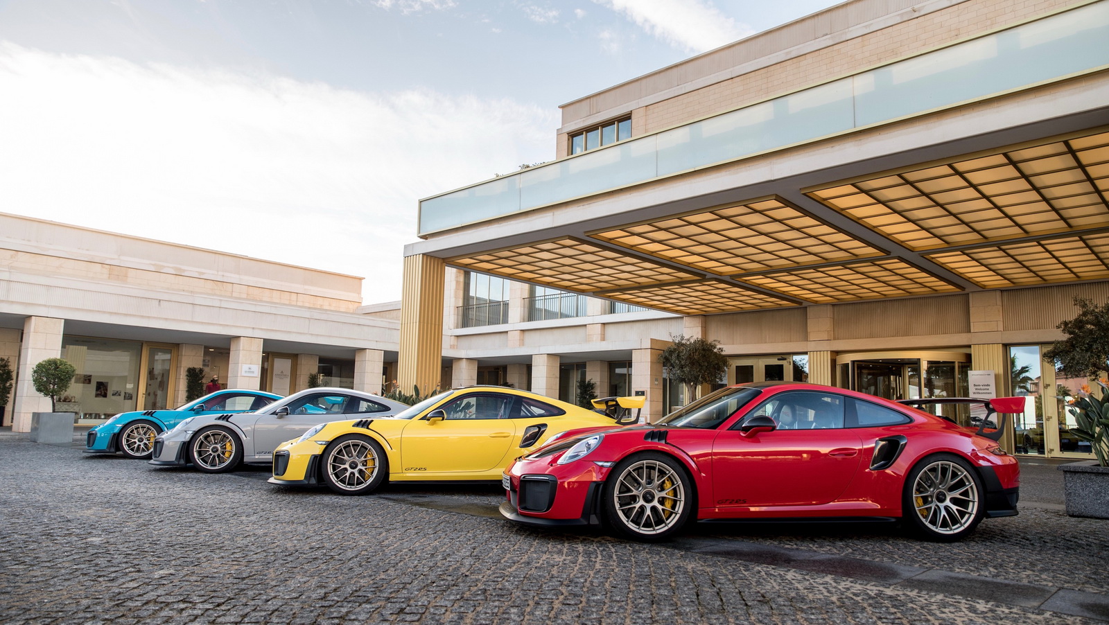 Porsche-911-GT2-RS-Clubsport-Package-6 New Porsche 911 GT2 RS Clubsport Package Is For The Track Enthusiast