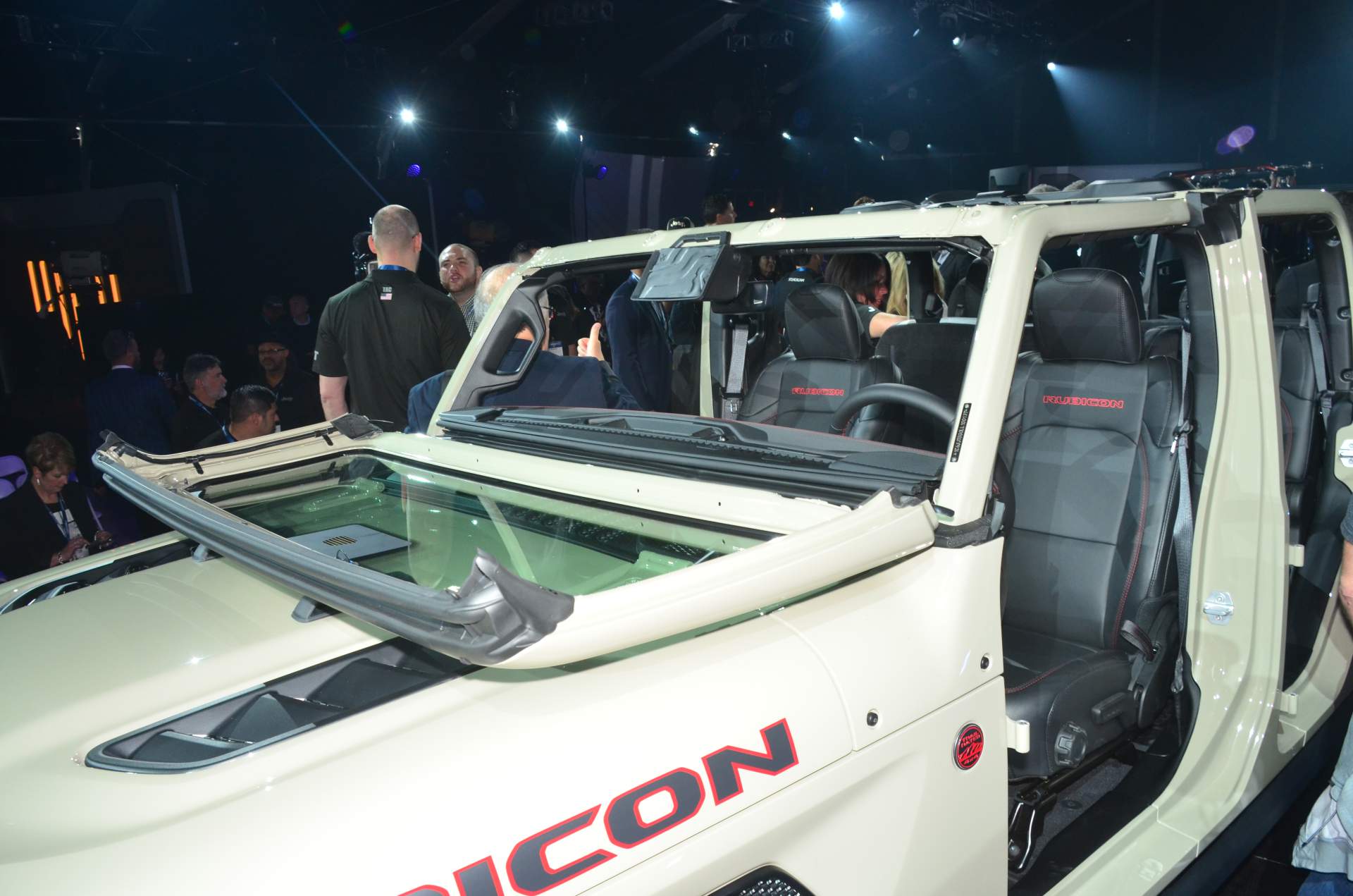 2020 Jeep Gladiator at 2018 LA Auto Show 64 2020 Jeep Gladiator Just Can’t Wait To Tackle Some Off-Road Trails