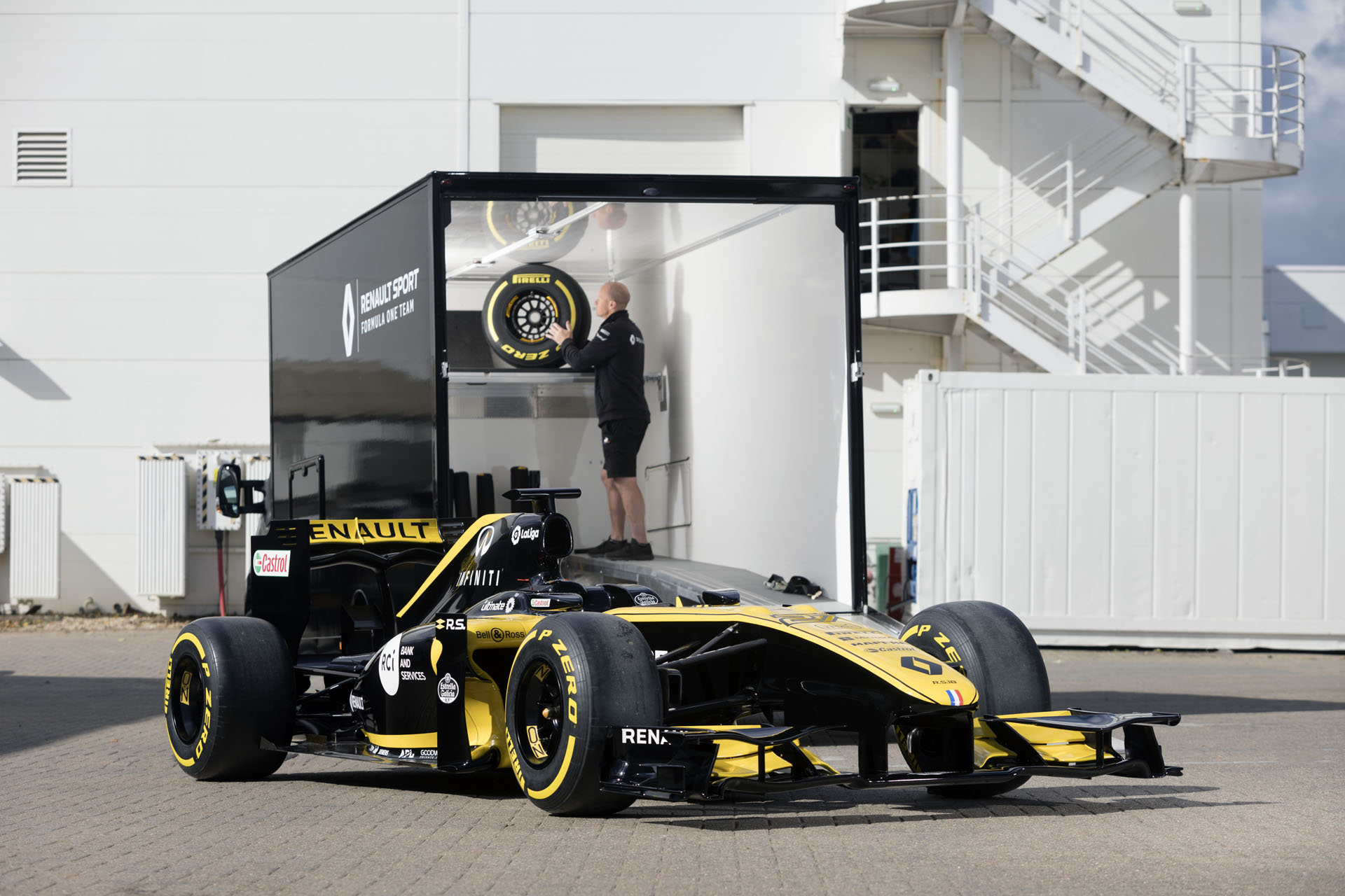 Renault_Master_conversion_scores_points_with_Renault_Sport_Formula_One_Team--15021 copy_1 When It’s In A Hurry, Renault Transports Its F1 Cars Using A Mid-Size Van