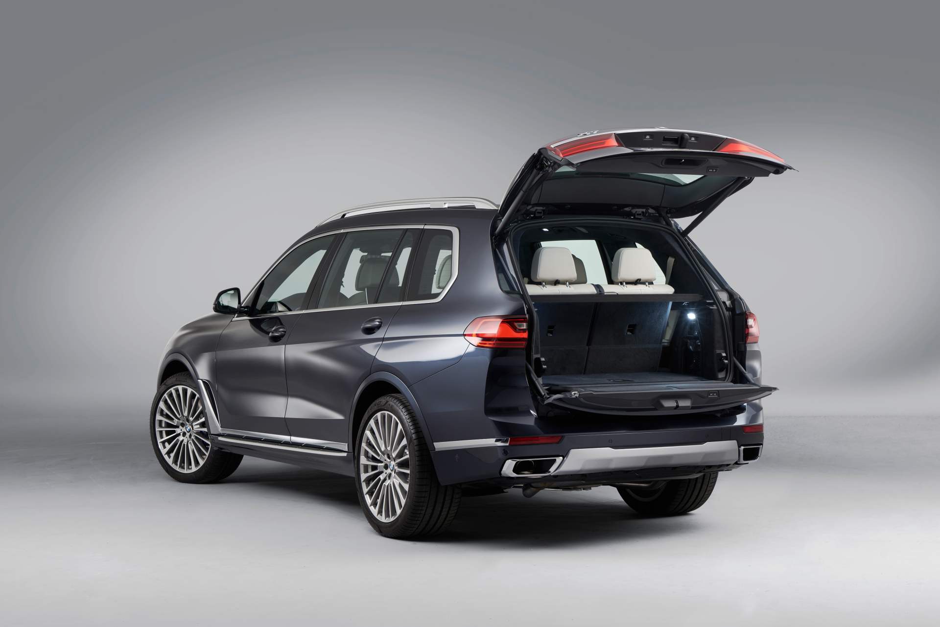 2019 BMW X7 57 The New BMW X7 Is So Big It Barely Fits In The Photos