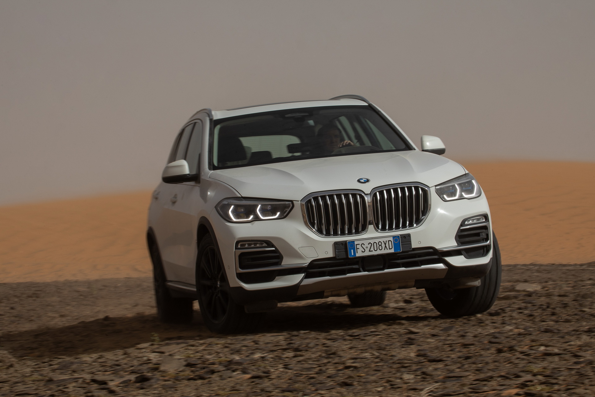 bmw x5 monza circuit sahara 14 BMW Recreates Monza Track In The Sahara, Unleashes New X5