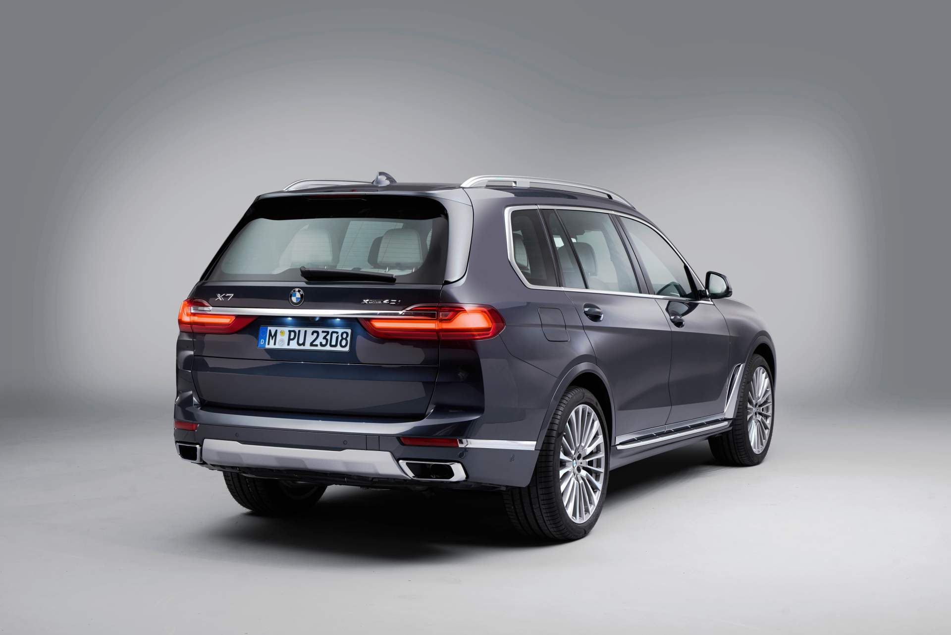 2019 BMW X7 58 The New BMW X7 Is So Big It Barely Fits In The Photos