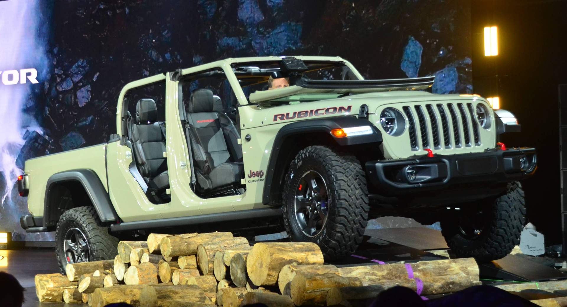 2020 Jeep Gladiator at 2018 LA Auto Show 0 2020 Jeep Gladiator Won’t Be Offered With The Turbo Four-Cylinder Because Of Heat / Towing Issues