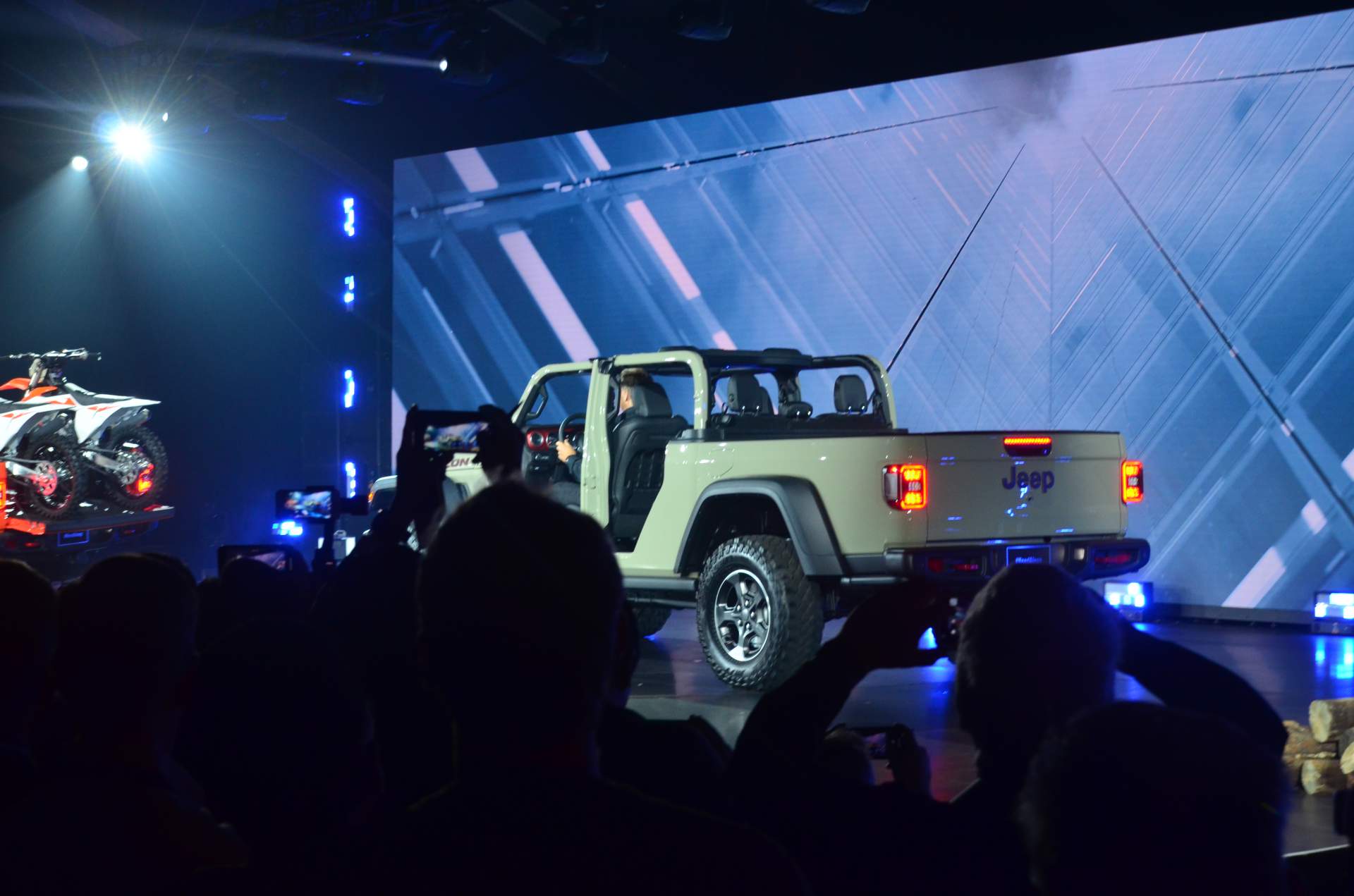 2020 Jeep Gladiator at 2018 LA Auto Show 44 2020 Jeep Gladiator Just Can’t Wait To Tackle Some Off-Road Trails