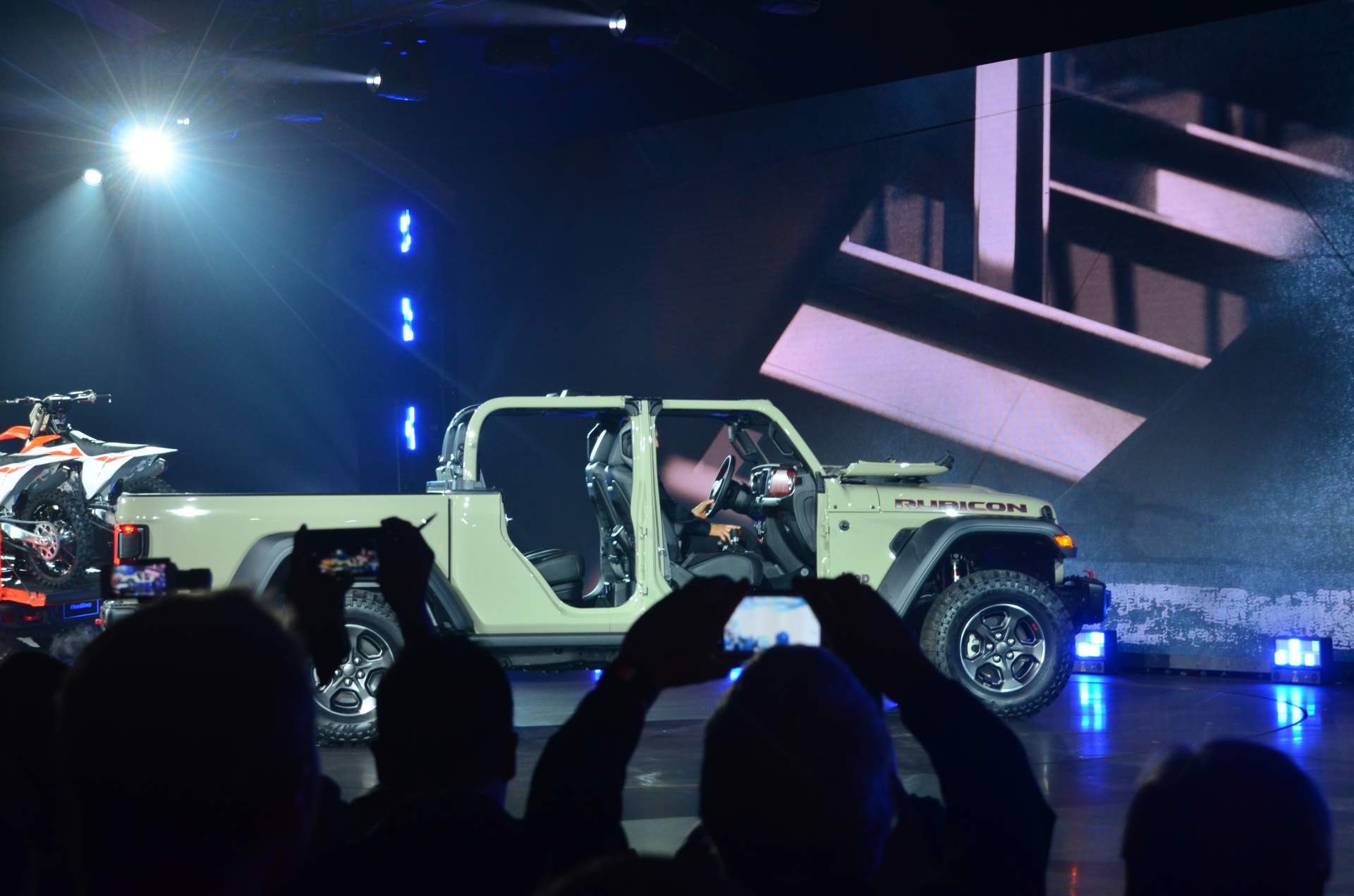 2020 Jeep Gladiator at 2018 LA Auto Show 46 2020 Jeep Gladiator Just Can’t Wait To Tackle Some Off-Road Trails
