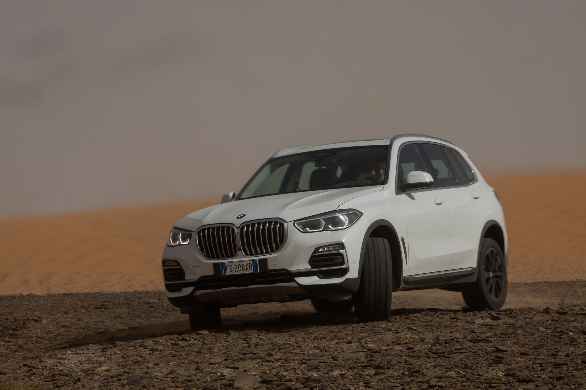 bmw x5 monza circuit sahara 13 BMW Recreates Monza Track In The Sahara, Unleashes New X5