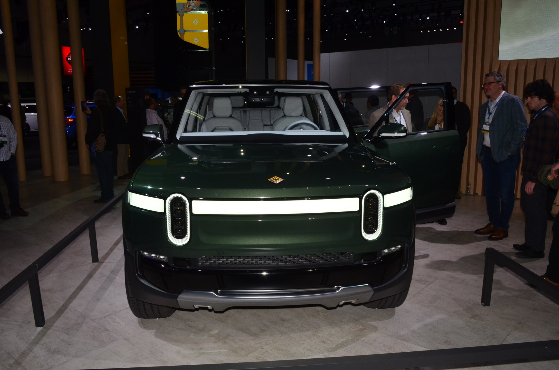 Rivian R1S SUV 1 Rivian R1S SUV Is A 7-Seater Electric SUV With A Range In Excess Of 410 Miles