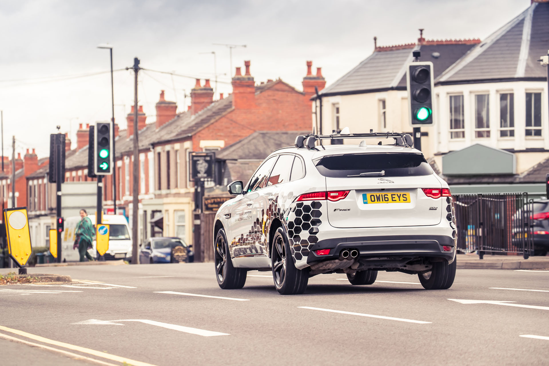 jlr-glosa-02 Jaguar’s Latest Project Looks To Perfect Traffic Light-Timing