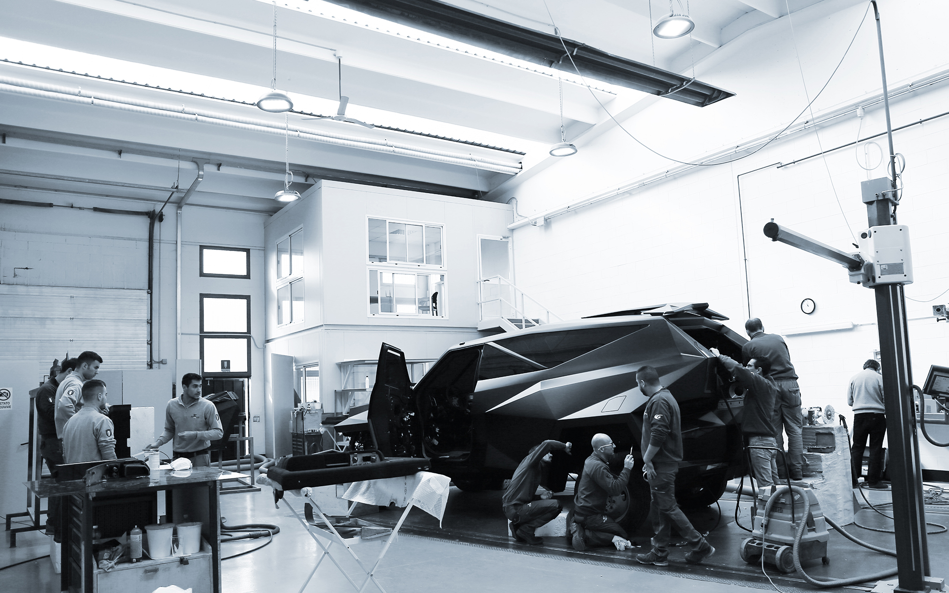 karlmann king la live pics 26 Karlmann King Luxury Truck Is Ready To Put The ‘Gold’ In Golden State