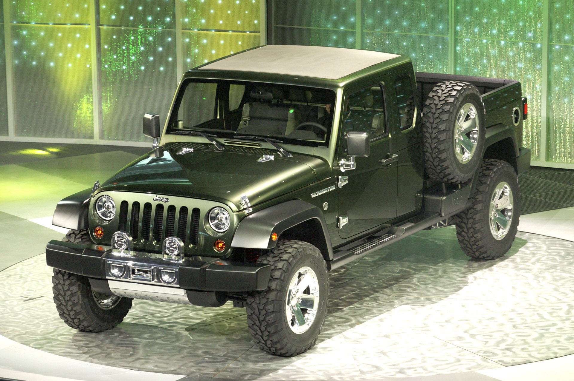 2005-jeep-gladiator-concept-06 Jeep Wrangler Pickup Tipped To Be Called ‘Gladiator’ Instead Of ‘Scrambler’