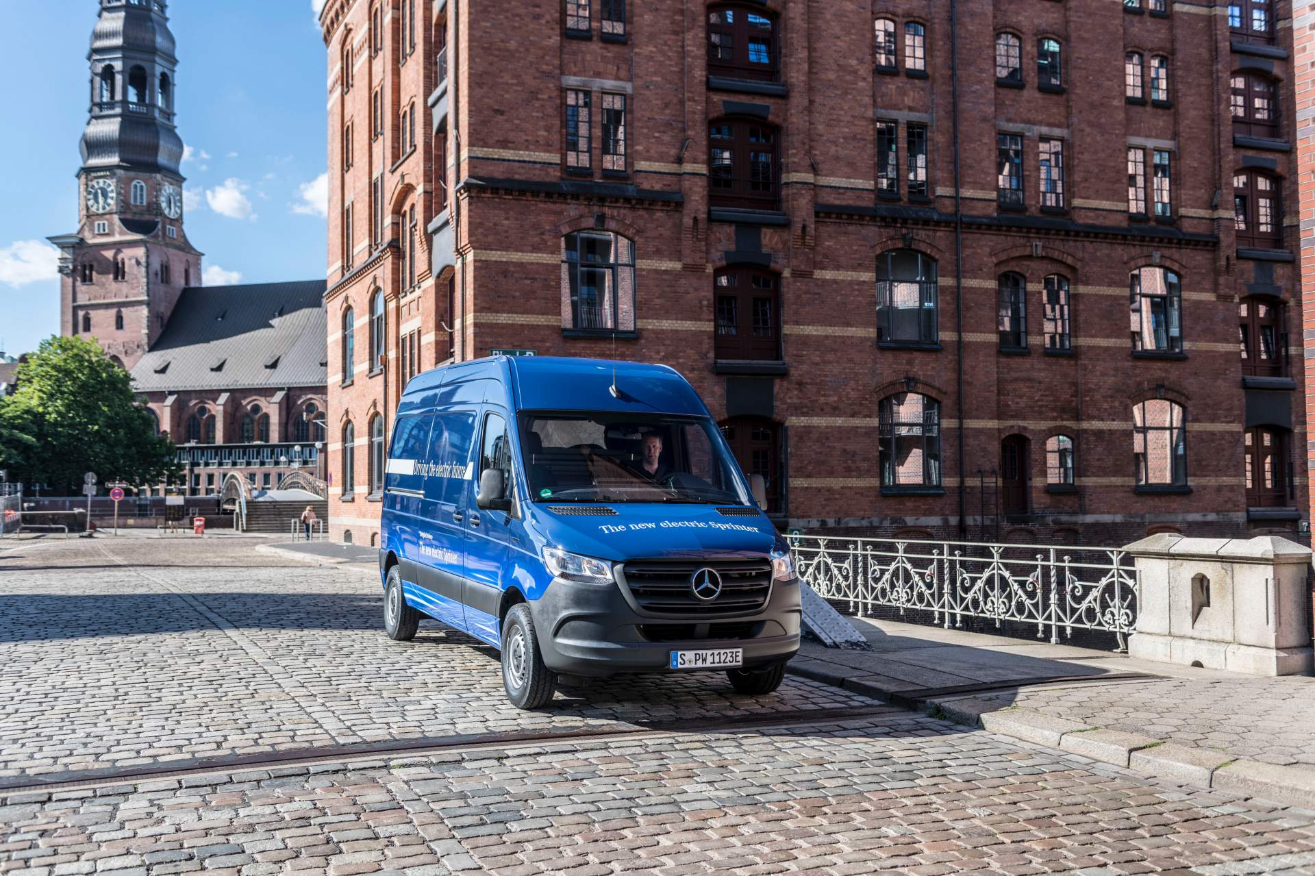eDrive@VANs next level: Lokal emissionsfreie Mobilität im Praxischeck: eVito und eSprinter fit für den urbanen Einsatz
eDrive@VANs next level: Local zero-emissions mobility in practice: eVito and eSprinter fit for urban life Elon Musk Open To Mercedes-Benz Collaboration On Electric Sprinter Van