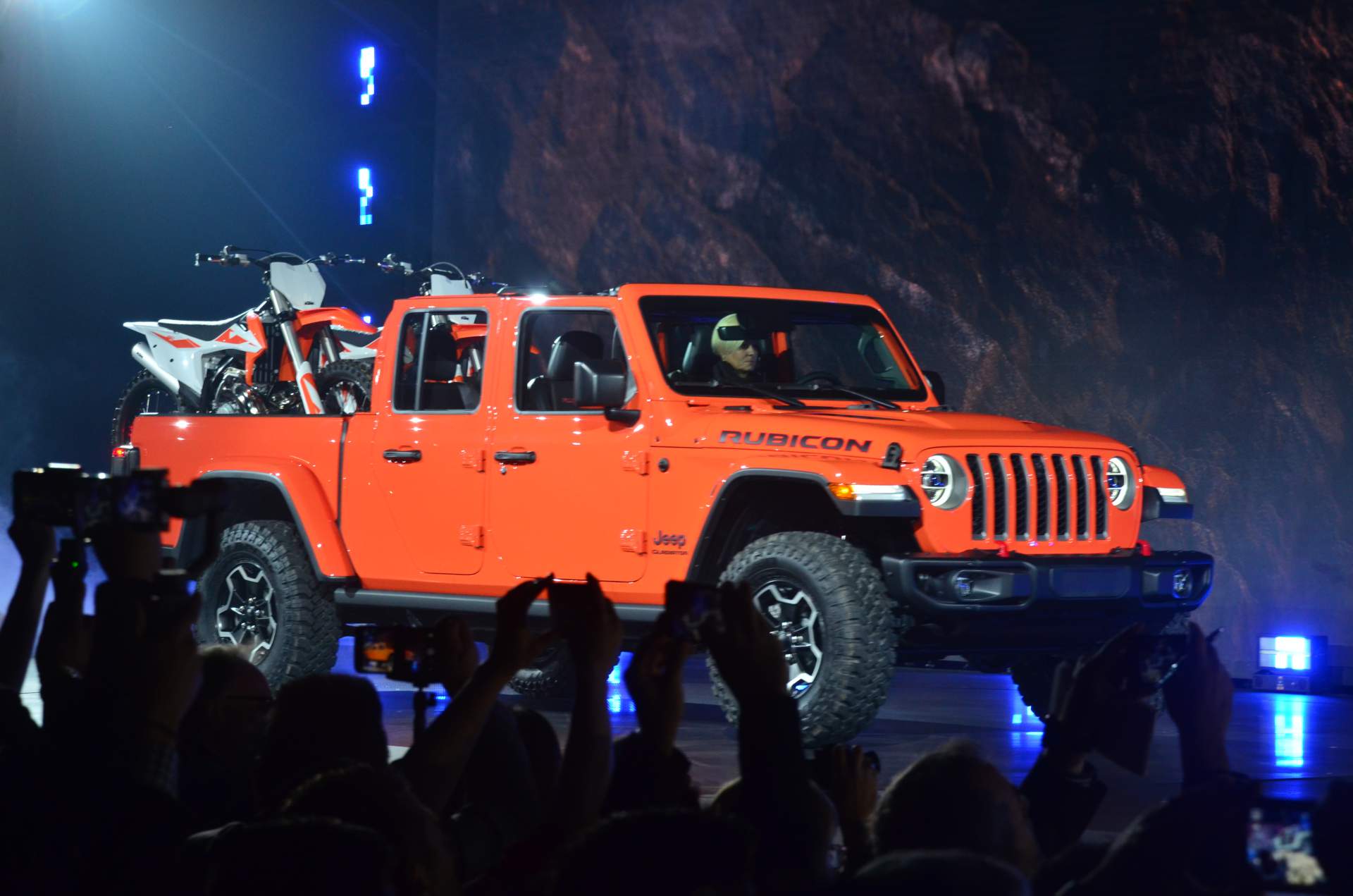 2020 Jeep Gladiator at 2018 LA Auto Show 38 2020 Jeep Gladiator Just Can’t Wait To Tackle Some Off-Road Trails