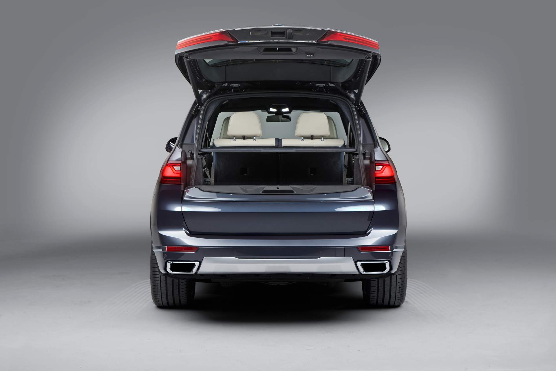 2019 BMW X7 84 The New BMW X7 Is So Big It Barely Fits In The Photos