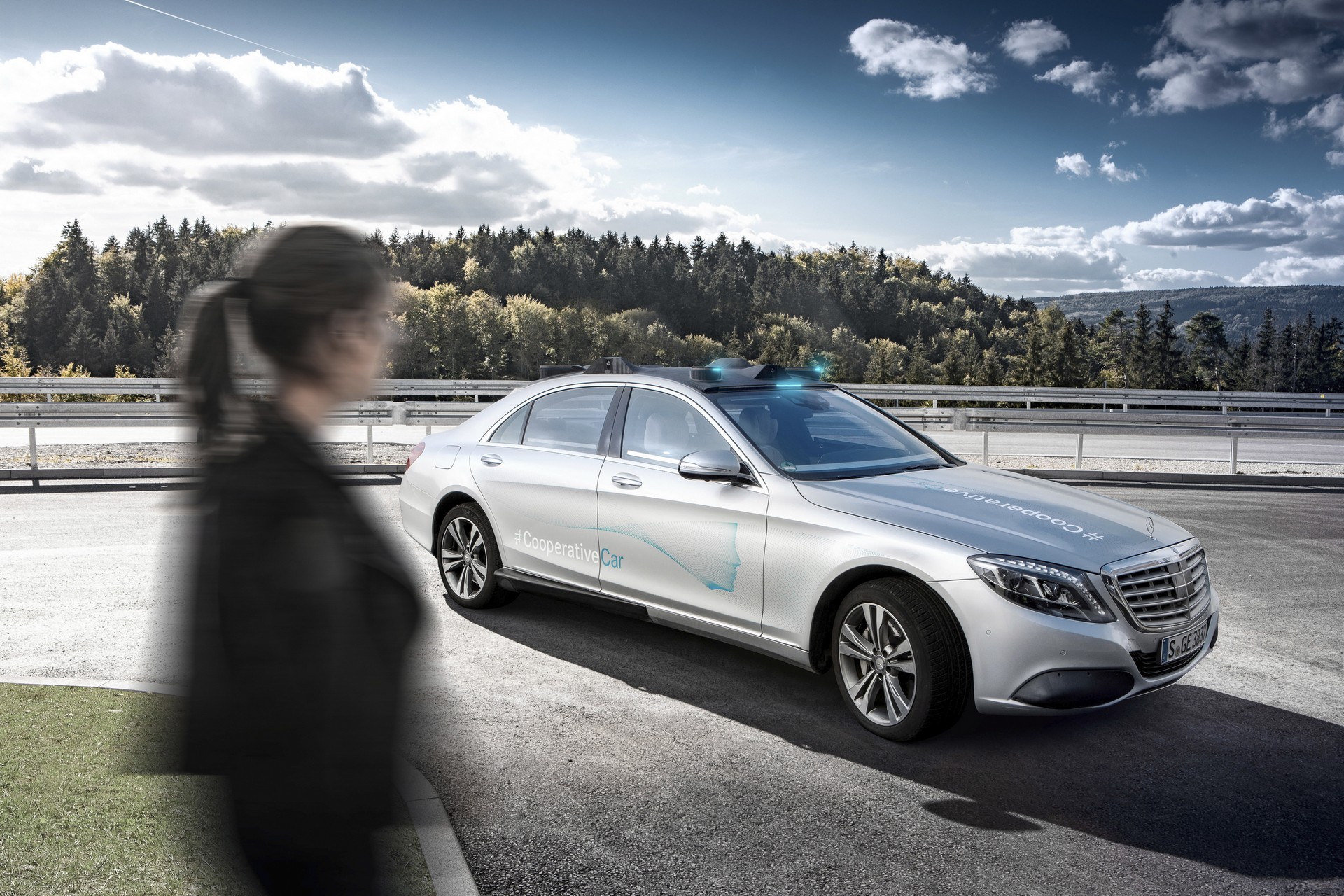 Mercedes-S-Class-Concept-11 Mercedes S-Class Cooperative Concept Previews A Potential Light Signaling System For Autonomous Cars