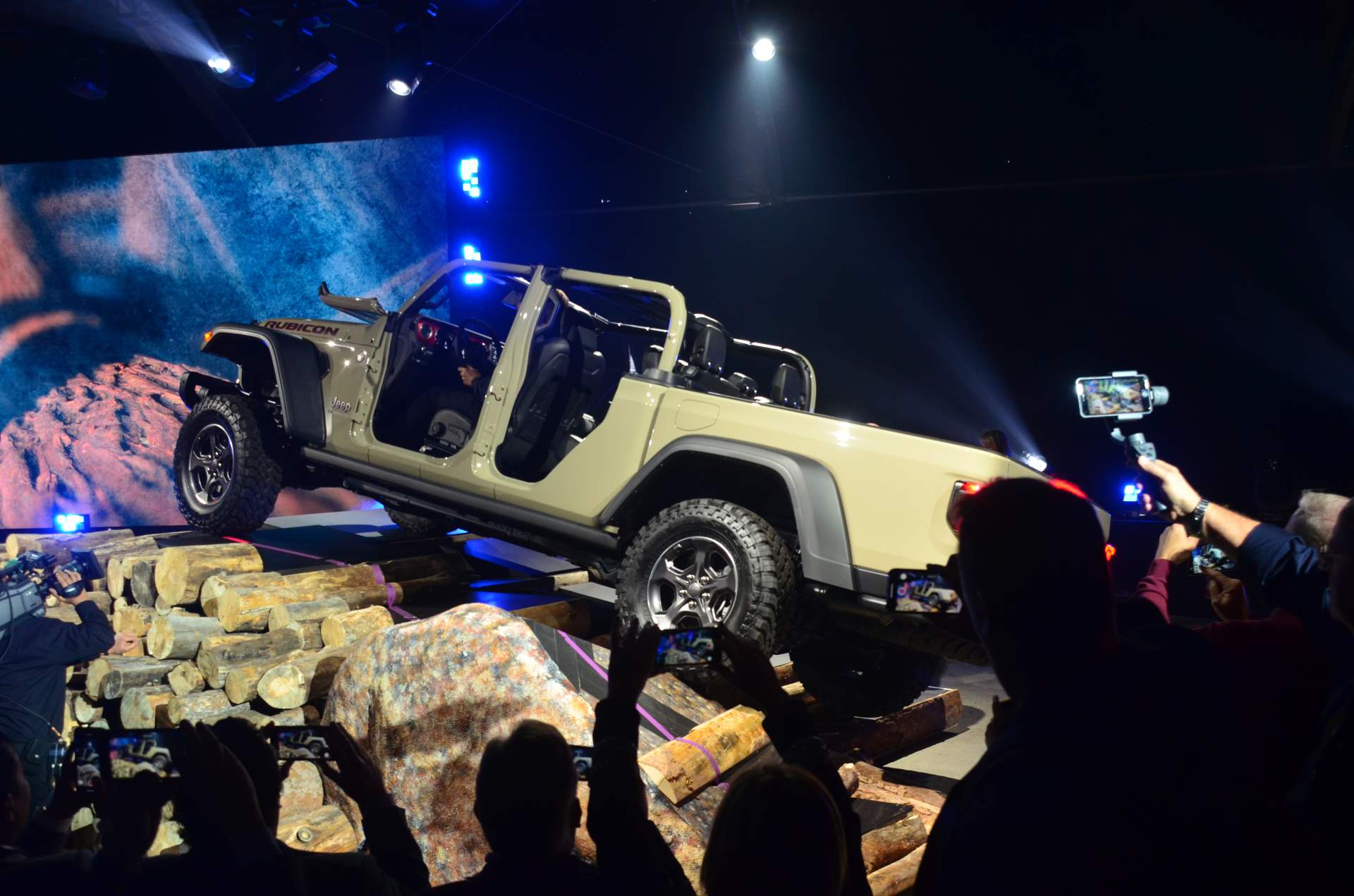 2020 Jeep Gladiator at 2018 LA Auto Show 32 2020 Jeep Gladiator Just Can’t Wait To Tackle Some Off-Road Trails