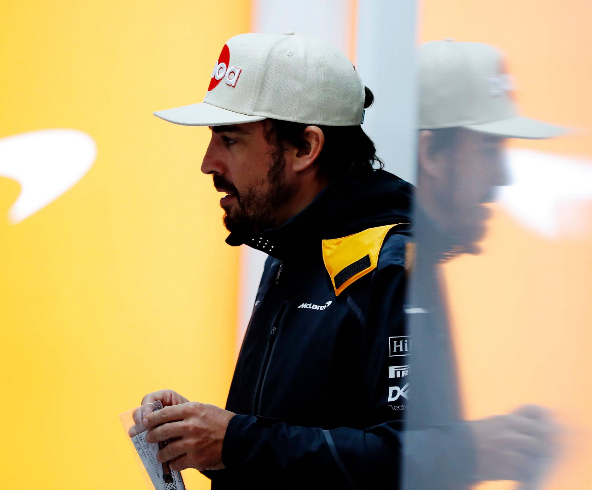 fernando alonso jimmie johnson car swap 6 Fernando Alonso And NASCAR Star Jimmie Johnson Swapping Cars