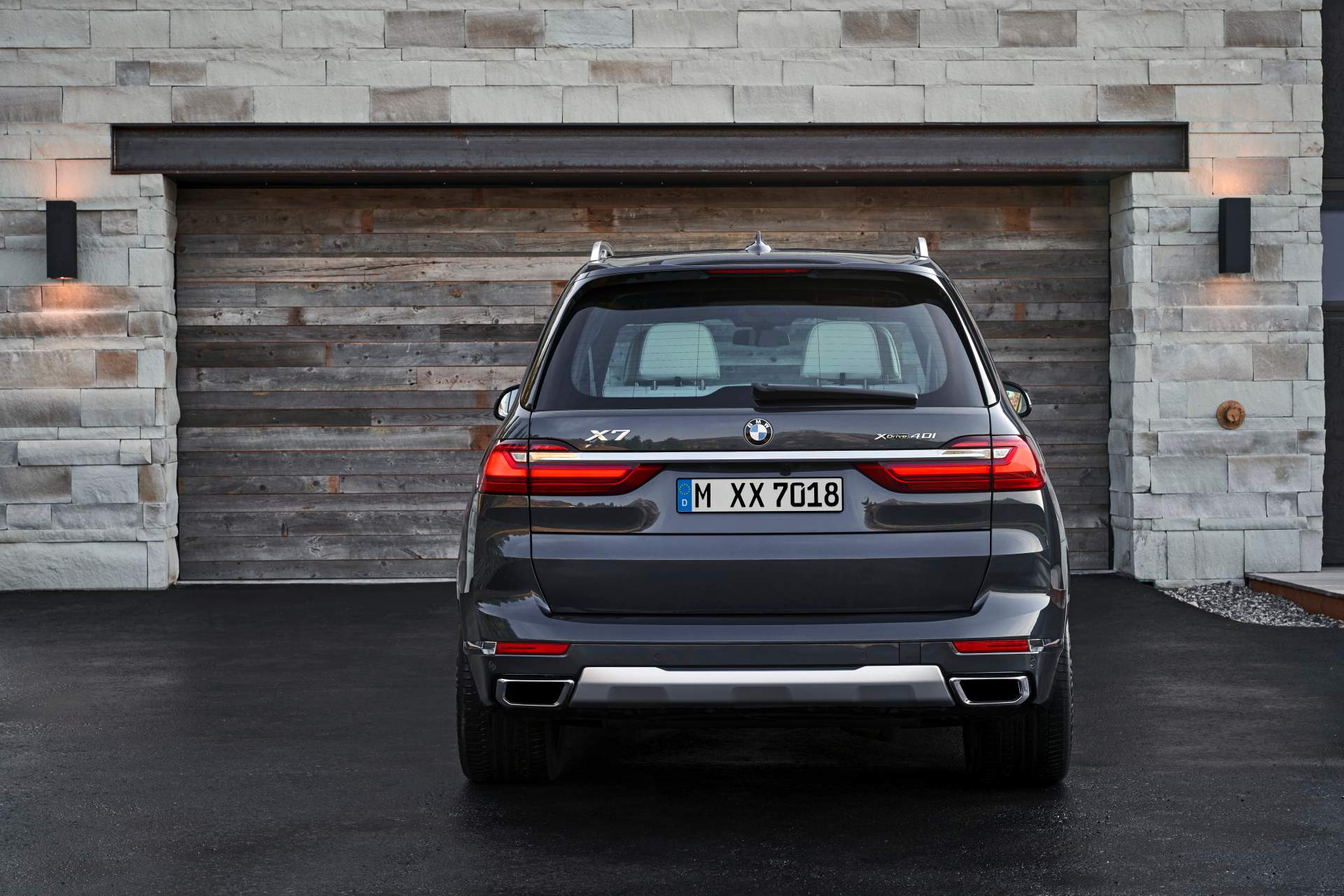 2019 BMW X7 21 The New BMW X7 Is So Big It Barely Fits In The Photos
