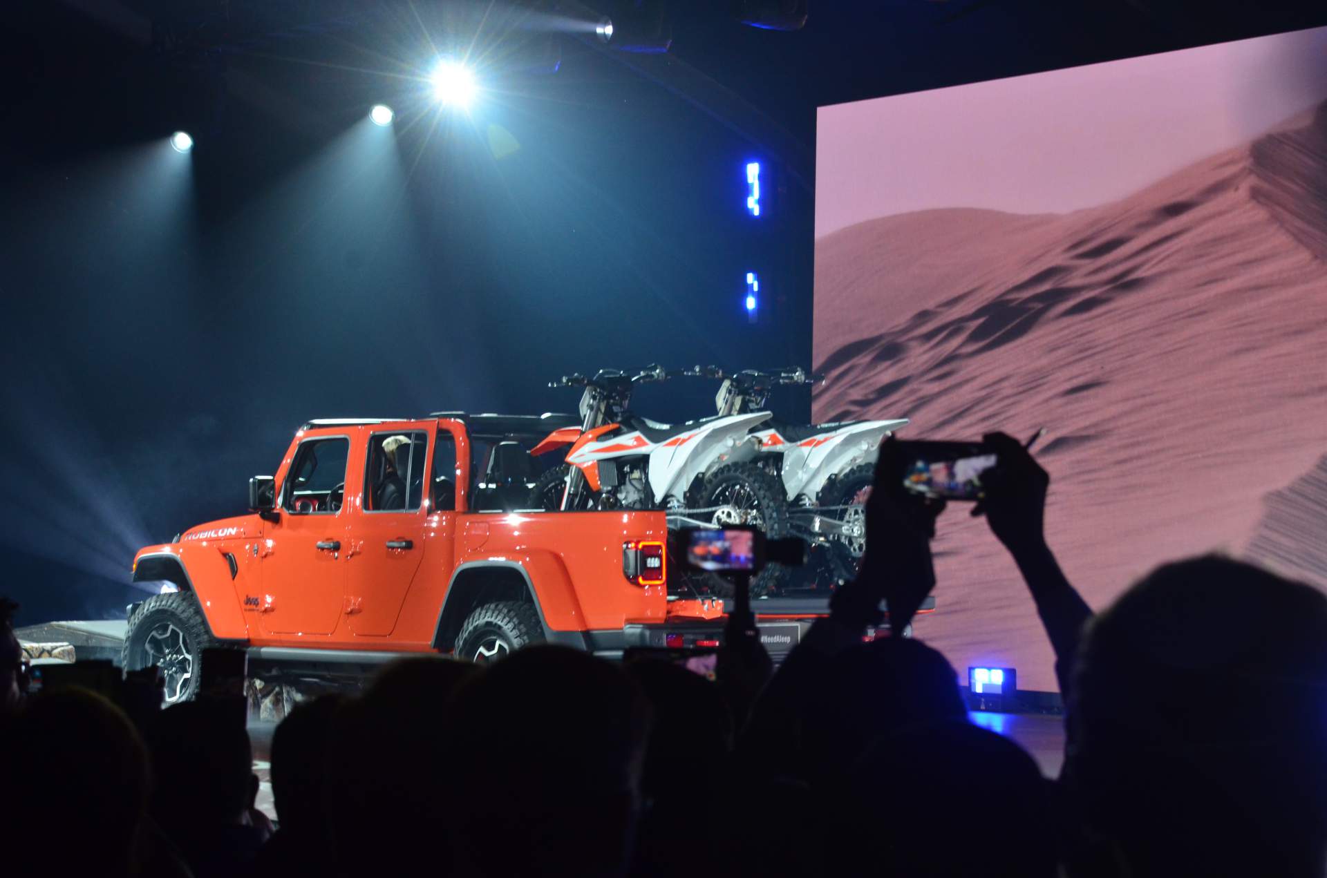 2020 Jeep Gladiator at 2018 LA Auto Show 41 2020 Jeep Gladiator Just Can’t Wait To Tackle Some Off-Road Trails