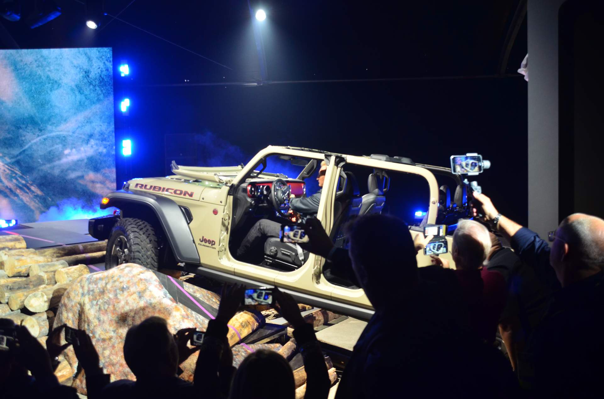 2020 Jeep Gladiator at 2018 LA Auto Show 28 2020 Jeep Gladiator Just Can’t Wait To Tackle Some Off-Road Trails