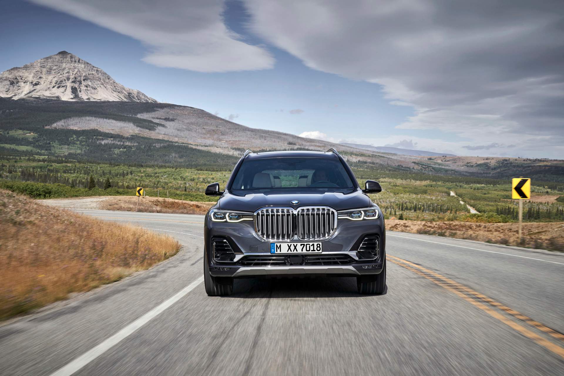 2019 BMW X7 41 The New BMW X7 Is So Big It Barely Fits In The Photos