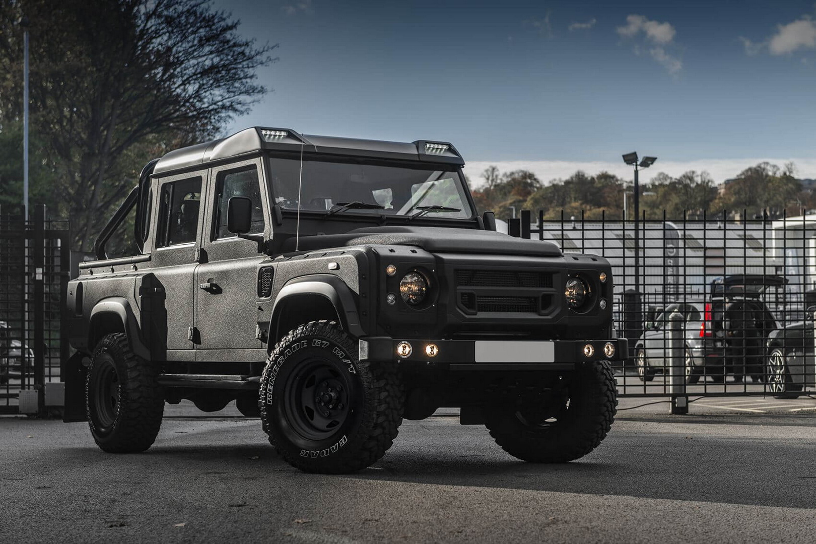 land rover defender kahn design chelsea truck company 12 $90k Bespoke Land Rover Defender Pickup Is Ready For The Armageddon