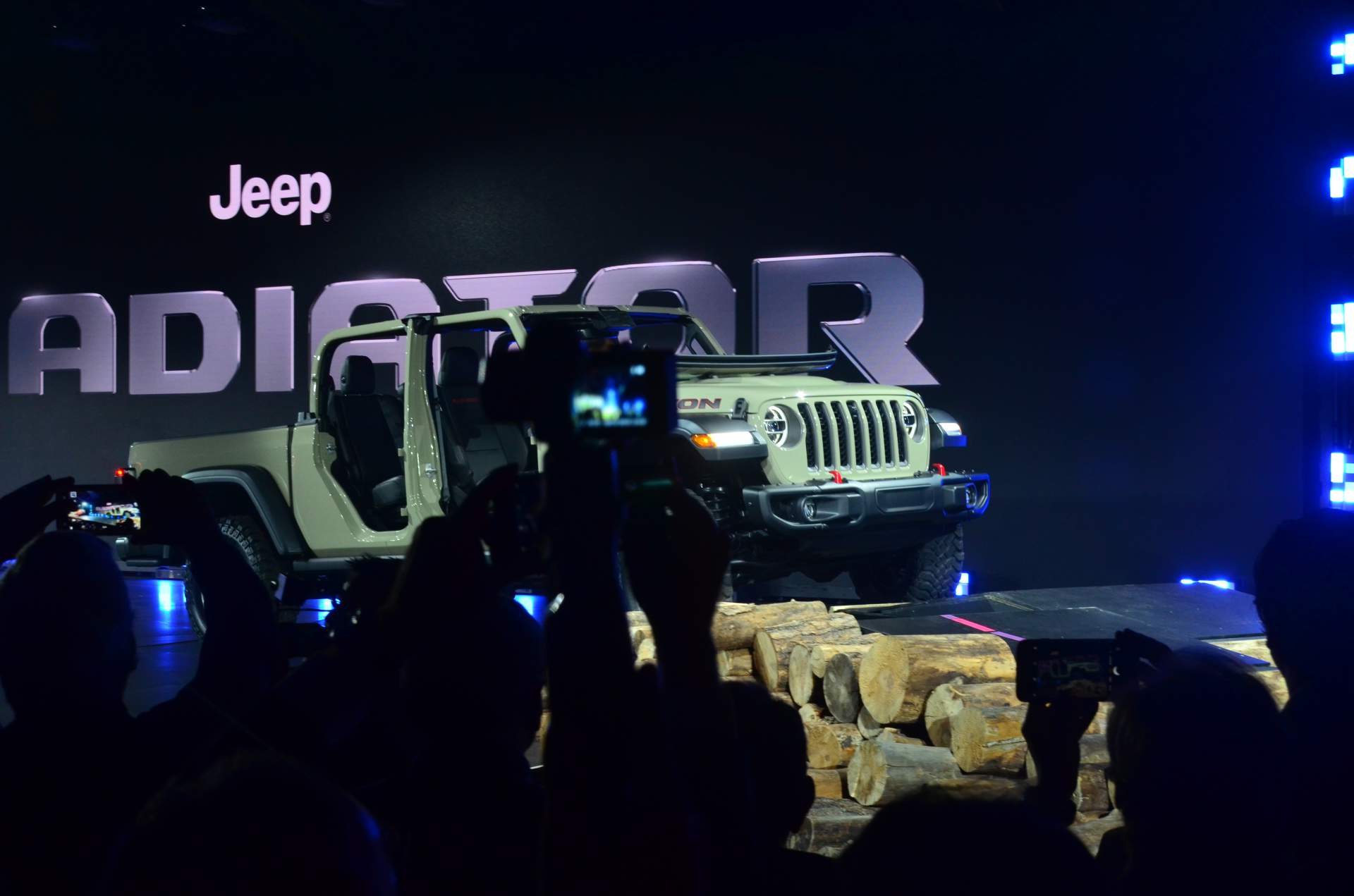 2020 Jeep Gladiator at 2018 LA Auto Show 48 2020 Jeep Gladiator Just Can’t Wait To Tackle Some Off-Road Trails