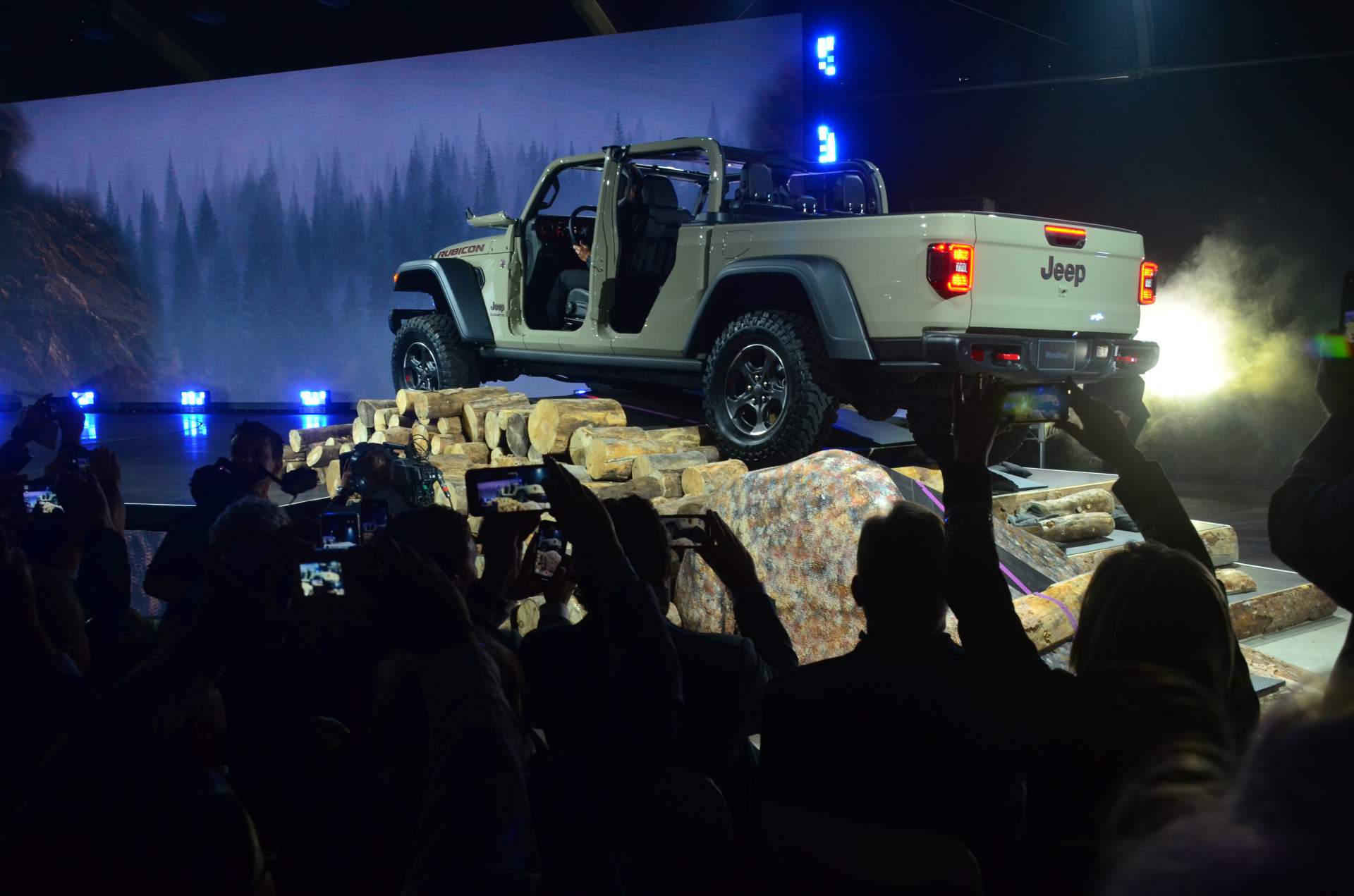 2020 Jeep Gladiator at 2018 LA Auto Show 34 2020 Jeep Gladiator Just Can’t Wait To Tackle Some Off-Road Trails