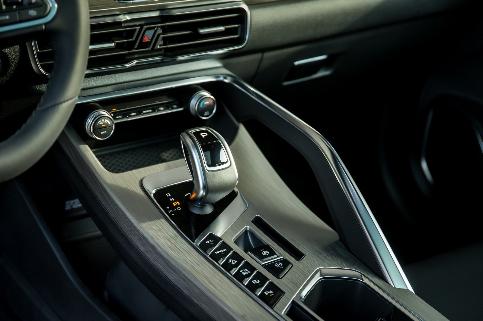 Geely Bin Yue-17 Geely Says Its New Bin Yue Crossover Has A Star Wars Inspired Interior