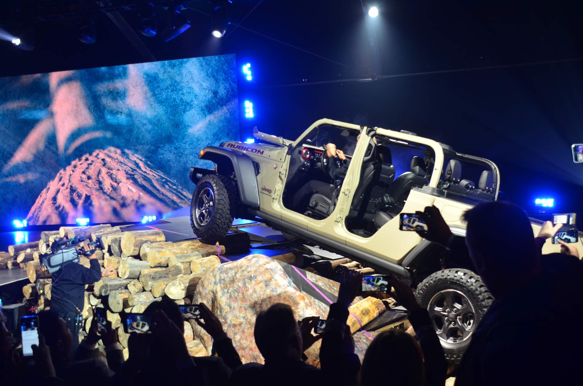 2020 Jeep Gladiator at 2018 LA Auto Show 29 2020 Jeep Gladiator Just Can’t Wait To Tackle Some Off-Road Trails