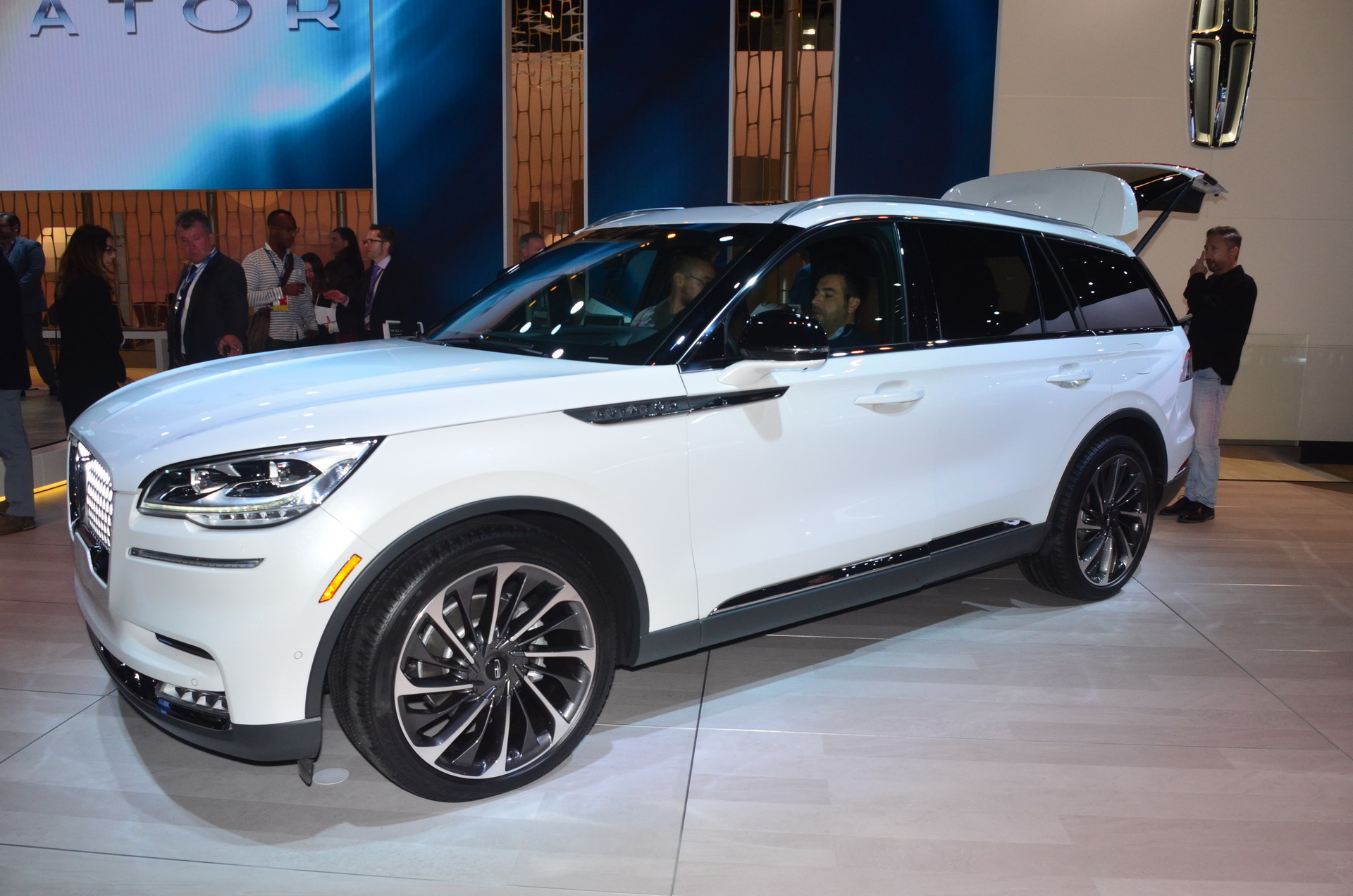 Lincoln Aviator 3 Ford Is Speeding Up Plan To Build Lincolns In China To Avoid Tariffs