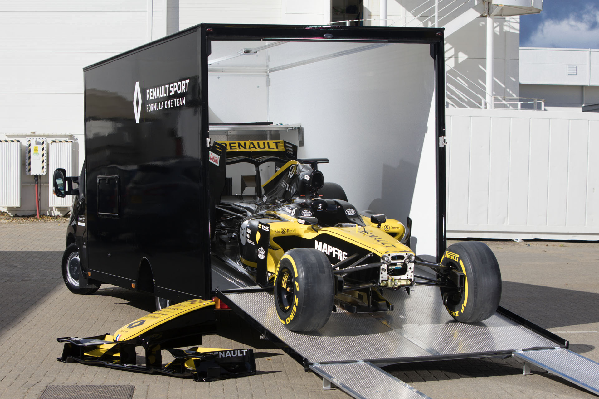 Renault_Master_conversion_scores_points_with_Renault_Sport_Formula_One_Team--15015 copy_1 When It’s In A Hurry, Renault Transports Its F1 Cars Using A Mid-Size Van