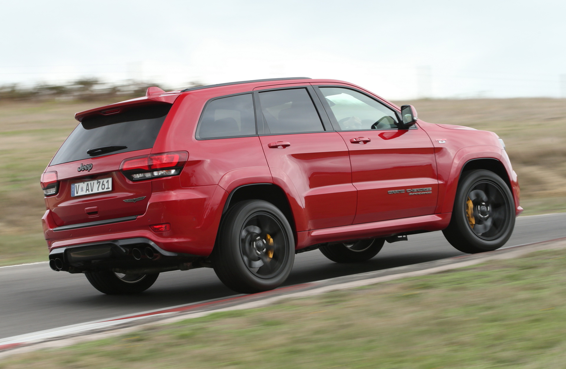 2019-Jeep-Trackhawk-UK-03 Jeep Brings 20 Of Its 700HP Trackhawks To The UK, Get It For £89,999