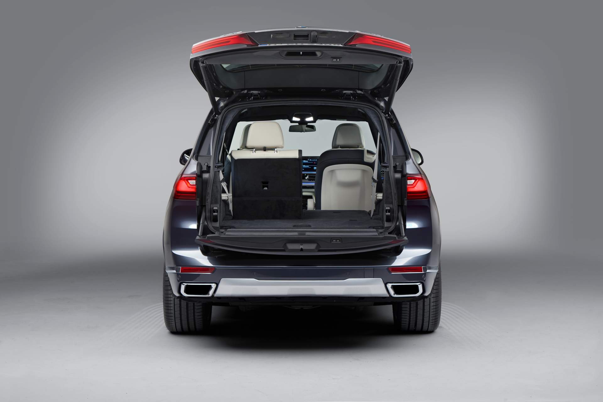 2019 BMW X7 86 The New BMW X7 Is So Big It Barely Fits In The Photos