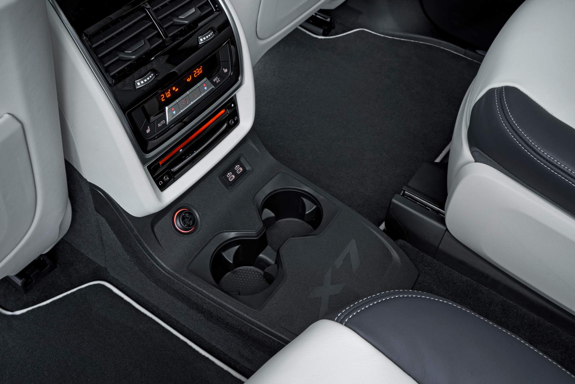 2019 BMW X7 76 The New BMW X7 Is So Big It Barely Fits In The Photos