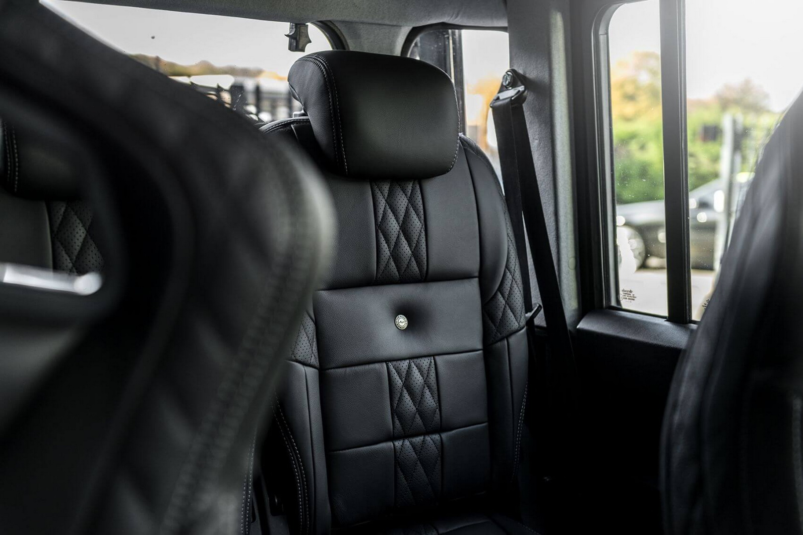 land rover defender kahn design chelsea truck company 15 $90k Bespoke Land Rover Defender Pickup Is Ready For The Armageddon