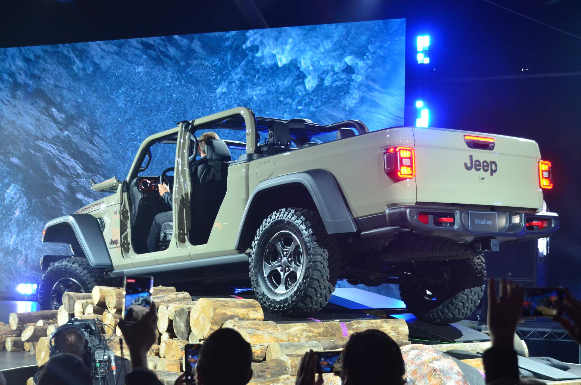 2020 Jeep Gladiator at 2018 LA Auto Show 39 2020 Jeep Gladiator Just Can’t Wait To Tackle Some Off-Road Trails