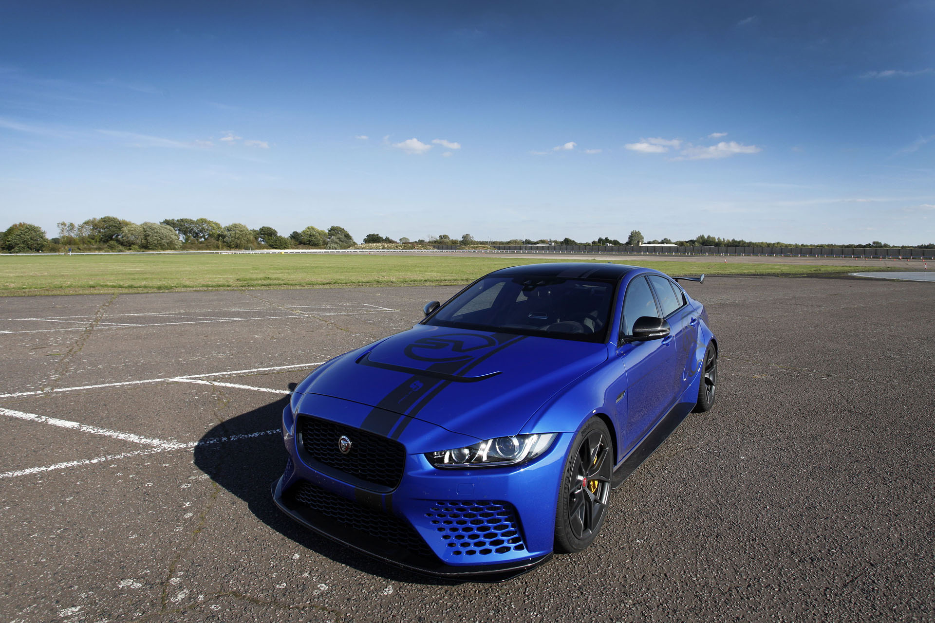 jaguar-xe-sv-project-8-series-elite-14 Race A Jaguar XE SV Project 8 In The Series Elite
