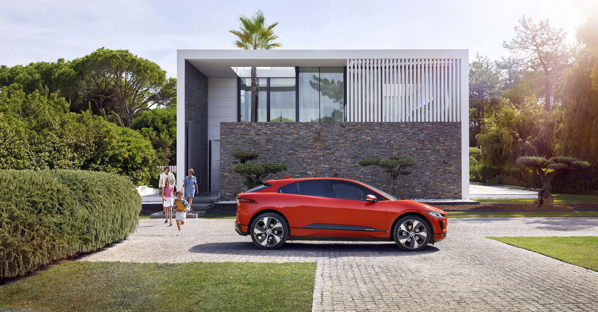 jaguar i-pace 2 Jaguar Offers $3,000 To Tesla Owners If They Switch To An I-Pace